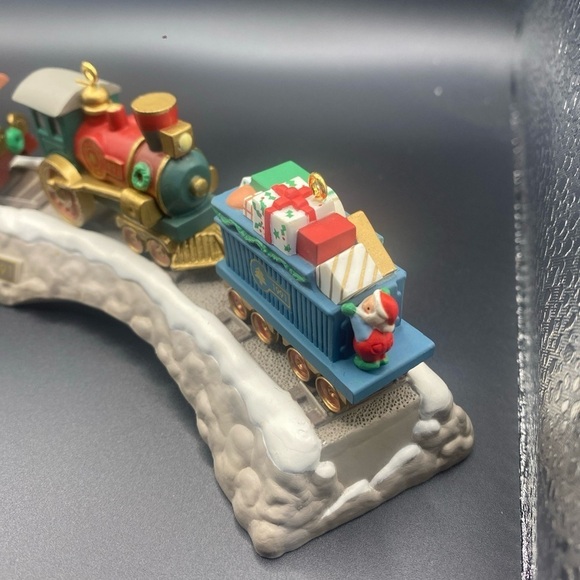 5 PC IN BOXES HALLMARK ORNAMENT TRAIN SET CLAUS & CO R.R. 1991 w Train Trestle - Picture 3 of 12